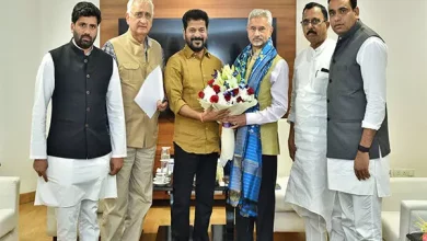 मुख्यमंत्री रेवंत रेड्डी और विदेश मंत्री जयशंकर तेलंगाना विकास पर चर्चा करते हुए।