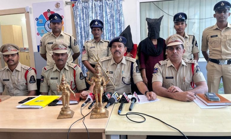 स्वर्णलता और बहन द्वारा मंदिर से चुराई गई मूर्तियाँ