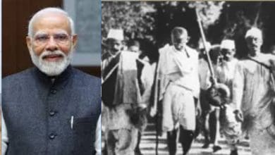 प्रधानमंत्री नरेंद्र मोदी दांडी मार्च के प्रतिभागियों को श्रद्धांजलि देते हुए।