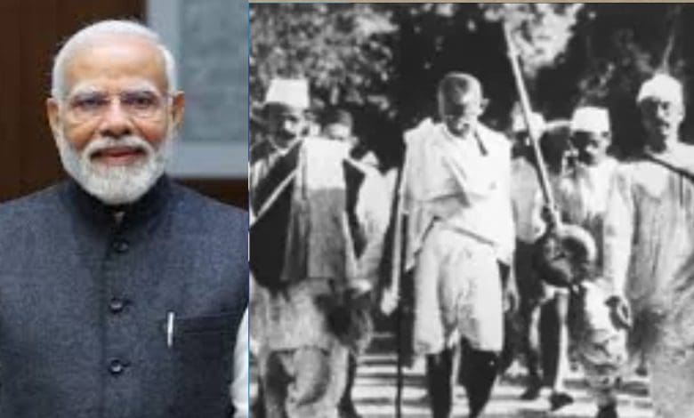 प्रधानमंत्री नरेंद्र मोदी दांडी मार्च के प्रतिभागियों को श्रद्धांजलि देते हुए।
