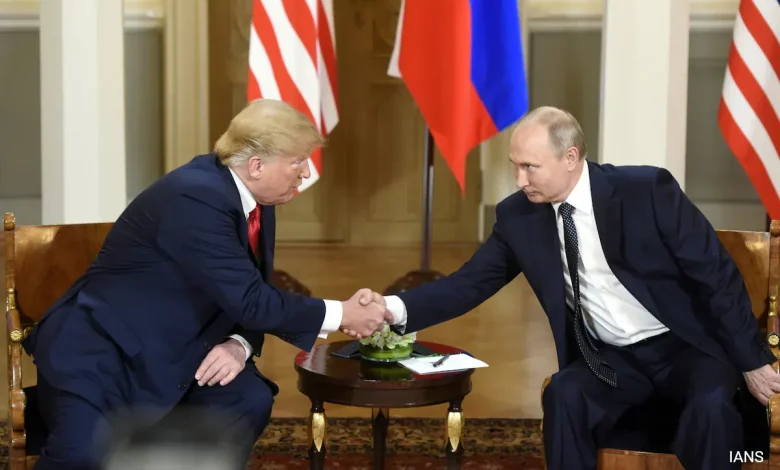 डोनाल्ड ट्रंप और व्लादिमीर पुतिन रूस-यूक्रेन युद्ध पर चर्चा करते हुए।