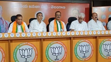 भाजपा नेता बूरा नरसय्या गौड़ हैदराबाद में प्रेस कॉन्फ्रेंस के दौरान कांग्रेस सरकार की नीतियों की आलोचना करते हुए।