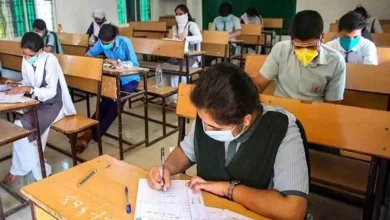 तेलंगाना इंटरमीडिएट पब्लिक परीक्षा 2025 के दौरान छात्र परीक्षा देते हुए