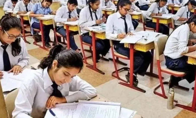 इंटरमीडिएट बोर्ड परीक्षा 2025 के दौरान छात्र परीक्षा हॉल में प्रश्न पत्र हल करते हुए।