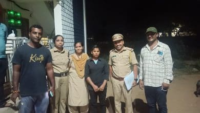 गांजा तस्करी में गिरफ्तार संगीता साहू को पुलिस द्वारा पकड़ा गया।