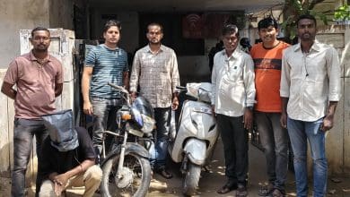 हैदराबाद में आबकारी पुलिस द्वारा गांजा तस्करों की गिरफ्तारी की तस्वीर