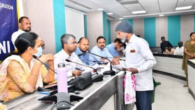 जीएचएमसी मुख्यालय में प्रजावाणी कार्यक्रम के दौरान आयुक्त और उप महापौर शिकायतकर्ताओं से मिलते हुए।