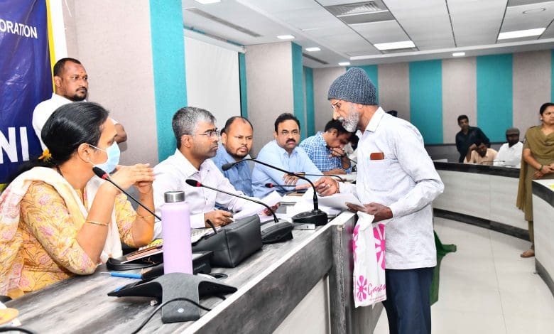 जीएचएमसी मुख्यालय में प्रजावाणी कार्यक्रम के दौरान आयुक्त और उप महापौर शिकायतकर्ताओं से मिलते हुए।