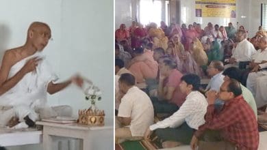 जैन साधु कुलबोधी सूरीश्वरजी म.सा. की धर्मसभा में प्रवचन देते हुए तस्वीर।