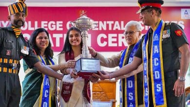 एसीडीएस 19वें स्नातक समारोह में छात्रों को डिग्री देते राज्यपाल, पुरस्कार प्राप्त करते हुए टॉप छात्र।