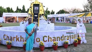राष्ट्रपति द्रौपदी मुर्मु 'उद्यम उत्सव' में विभिन्न स्टॉलों का दौरा करते हुए, जहां एमएसएमई, खादी, हस्तशिल्प और पारंपरिक उत्पाद प्रदर्शित किए गए हैं।
