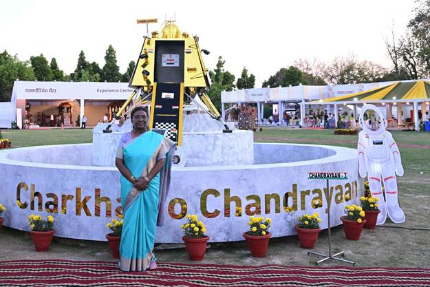 राष्ट्रपति द्रौपदी मुर्मु 'उद्यम उत्सव' में विभिन्न स्टॉलों का दौरा करते हुए, जहां एमएसएमई, खादी, हस्तशिल्प और पारंपरिक उत्पाद प्रदर्शित किए गए हैं।