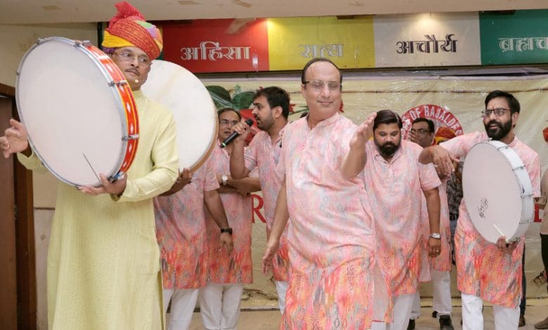 होली मिलन कार्यक्रम में सांस्कृतिक प्रस्तुतियाँ, गीत और नृत्य