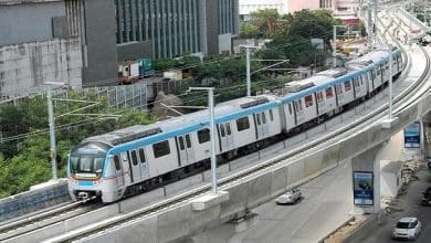 हैदराबाद मेट्रो आर्ट फेस्ट में कलाकार लाइव पेंटिंग करते हुए