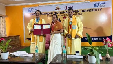 इग्नू के 38वें दीक्षांत समारोह में छात्रों को प्रमाण-पत्र प्रदान करते हुए बी.वेंकटेशम।"