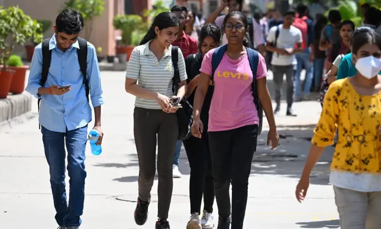 तेलंगाना इंटर द्वितीय वर्ष अंग्रेजी परीक्षा में छात्रों की भागीदारी और परीक्षा का सुचारू संचालन।