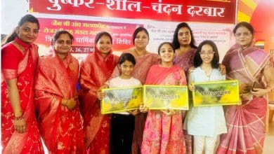 मलकपेट में जैन धार्मिक संस्कार शिविर में भाग लेते बच्चे, योग, मेडिटेशन और आर्ट क्राफ्ट गतिविधियाँ।