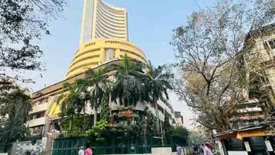 शेयर बाजार में गिरावट, लेकिन वित्त वर्ष में सेंसेक्स 5% बढ़ा।