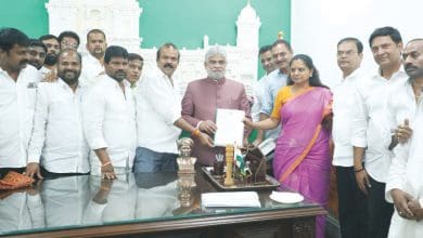 विधानसभा में फूले की प्रतिमा स्थापित करने की माँग पर के. कविता द्वारा ज्ञापन सौंपते हुए।