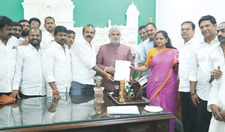 विधानसभा में फूले की प्रतिमा स्थापित करने की माँग पर के. कविता द्वारा ज्ञापन सौंपते हुए।