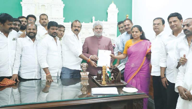 विधानसभा में फूले की प्रतिमा स्थापित करने की माँग पर के. कविता द्वारा ज्ञापन सौंपते हुए।