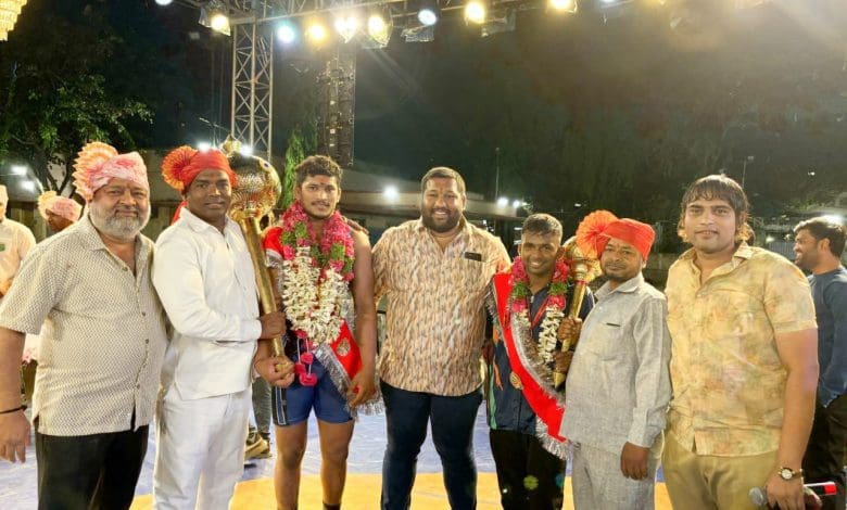 साहिल सिंह और धनराज सिंह जय माता दी कुश्ती प्रतियोगिता 2025 में विजयी होते हुए।"