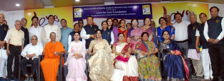 महिला दिवस समारोह में सम्मानित महिलाओं का समूह चित्र