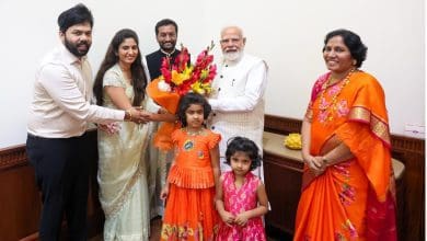 भाजपा सांसद रघुनंदन राव अपने परिवार के साथ प्रधानमंत्री नरेंद्र मोदी से मुलाकात करते हुए।