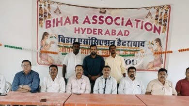 बिहार दिवस आयोजन की बैठक में चर्चा करते हुए सदस्य।