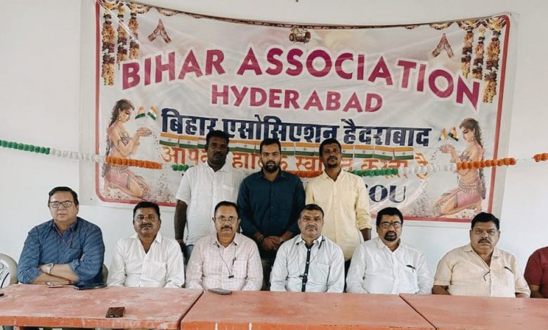 बिहार दिवस आयोजन की बैठक में चर्चा करते हुए सदस्य।