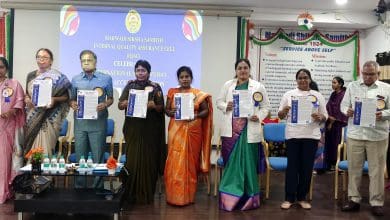 महिला दिवस कार्यक्रम में सम्मानित की जाती महिलाएँ