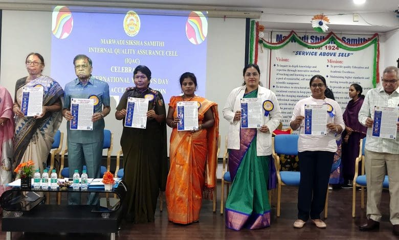 महिला दिवस कार्यक्रम में सम्मानित की जाती महिलाएँ