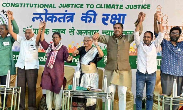 एनएपीएम अधिवेशन में मेधा पाटकर और अन्य नेता जन आंदोलन की जरूरत पर विचार रखते हुए।