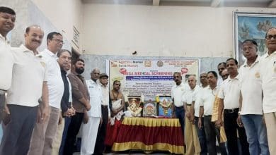 स्वास्थ्य शिविर में विशेषज्ञों द्वारा रोगियों का परीक्षण और चिकित्सा सेवा