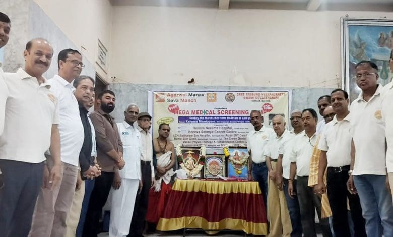 स्वास्थ्य शिविर में विशेषज्ञों द्वारा रोगियों का परीक्षण और चिकित्सा सेवा