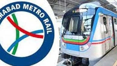 हैदराबाद मेट्रो में सट्टेबाजी विज्ञापन विवाद, प्रशासन द्वारा हटाने का आदेश।