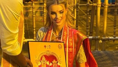 मिस वर्ल्ड क्रिस्टीना पिस्ज़कोवा यादगिरिगुट्टा मंदिर में दर्शन करते हुए।