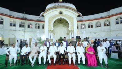 विधान परिषद से सेवानिवृत्त होने वाले सदस्य को विदायी समारोह में शुभकामनाएँ देती हुई मुख्यमंत्री और अन्य नेता