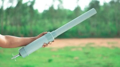 बंदरों को भगाने के लिए किसान रिपेलर गन का उपयोग करता हुआ।