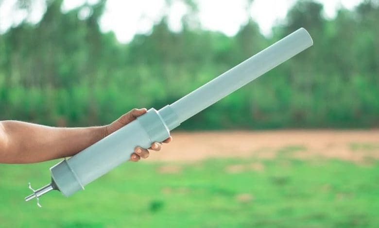 बंदरों को भगाने के लिए किसान रिपेलर गन का उपयोग करता हुआ।