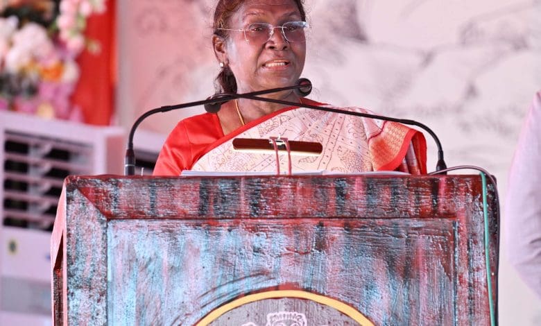 राष्ट्रपति द्रौपदी मुर्मु नीलमाधव मंदिर में पूजा-अर्चना करती हुईं