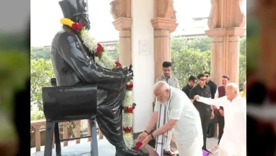 प्रधानमंत्री नरेंद्र मोदी नागपुर के स्मृति मंदिर में दर्शन करते हुए"