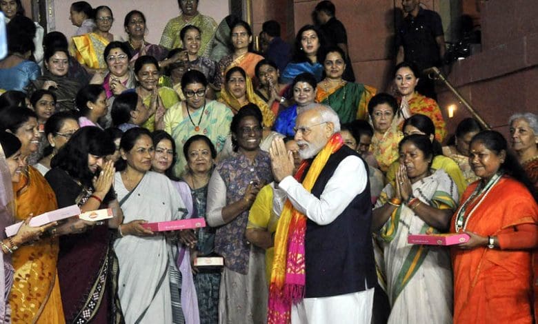 प्रधानमंत्री अंतर्राष्ट्रीय महिला दिवस पर महिलाओं को संबोधित करते हुए।