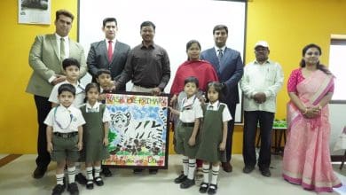 नेहरू प्राणी उद्यान में सफेद बाघ को गोद लेते नासर छात्र