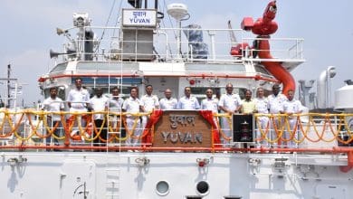 25टी बीपी टग युवान का नौसेना डॉकयार्ड, विशाखापत्तनम में प्रवेश समारोह का दृश्य।