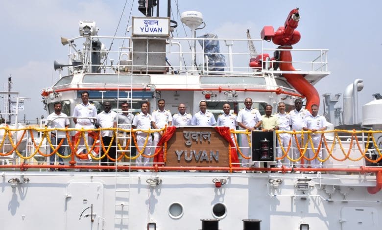 25टी बीपी टग युवान का नौसेना डॉकयार्ड, विशाखापत्तनम में प्रवेश समारोह का दृश्य।