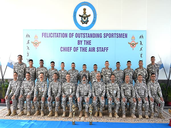 वायुसेना प्रमुख एपी सिंह ने नई दिल्ली में भारतीय वायुसेना के मेधावी खिलाड़ियों को सेना, राष्ट्रीय और अंतरराष्ट्रीय खेलों में उत्कृष्ट प्रदर्शन के लिए सम्मानित किया।