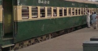 बलूचिस्तान में जाफर एक्सप्रेस पर हमला, ट्रेन और पहाड़ी क्षेत्र में तनावपूर्ण स्थिति।