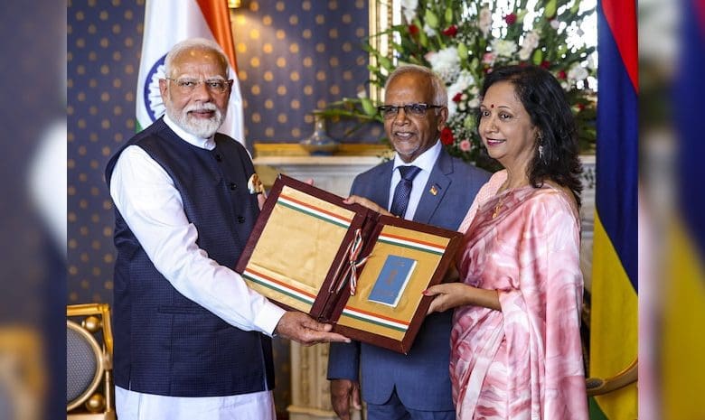 प्रधानमंत्री नरेंद्र मोदी मॉरीशस के राष्ट्रपति धर्मबीर गोखूल से मुलाकात करते हुए।