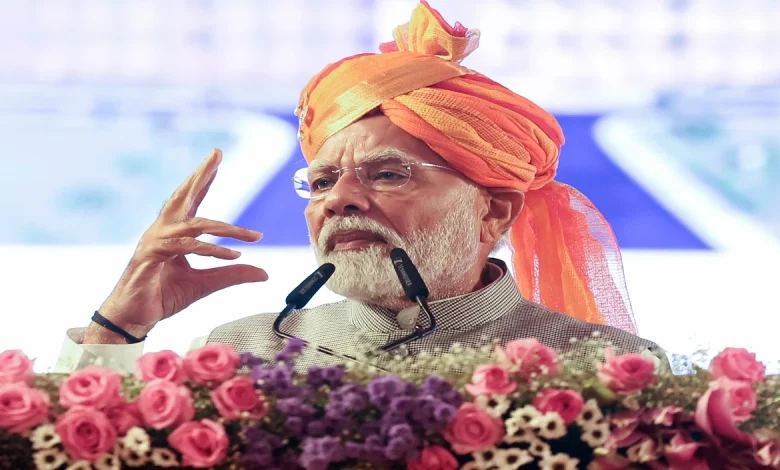 पीएम मोदी महाराष्ट्र और छत्तीसगढ़ में विकास परियोजनाओं का उद्घाटन करते हुए।